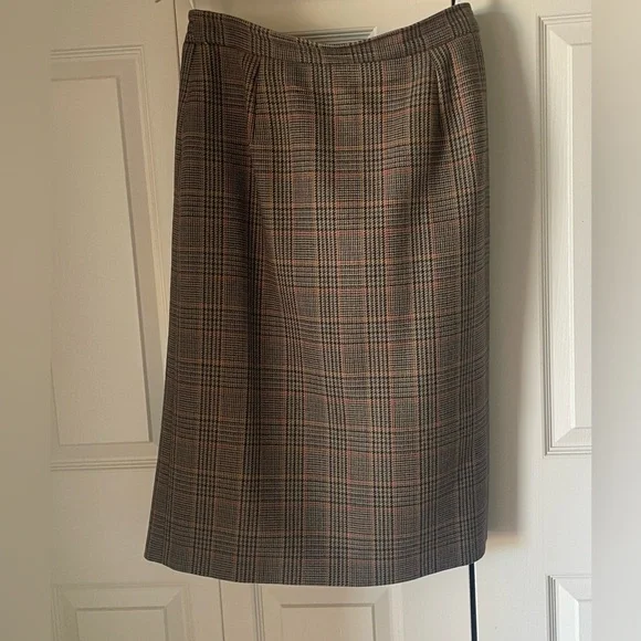 Avoca Collection | 2 piece skirt suit. Classic. Ireland. 100% pure wool. Large - Picture 3 of 15